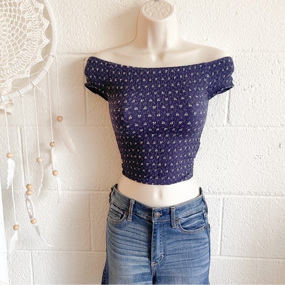 Guess Off-Shoulder Crop Top - Picture 3 of 12